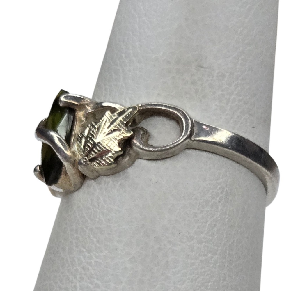Vintage Peridot Ring Sterling Silver Size 5 Green Black Hills Leaf Style - Picture 3 of 11